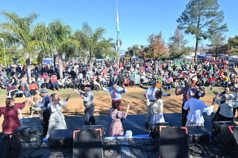 Pueblo Belgrano festeja el Día de la Bandera con desfile y fiesta popular