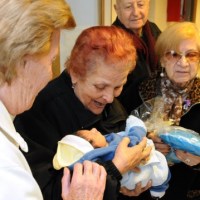 Innovador programa en Rosario para acompañar a la primera infancia y a las personas mayores