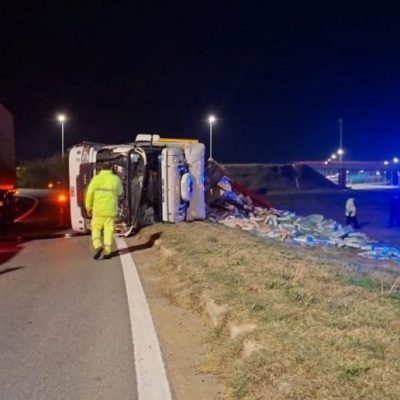 Volcó un camión cargado con yerba mate en el acceso a la Autovía 19, en Santo Tomé