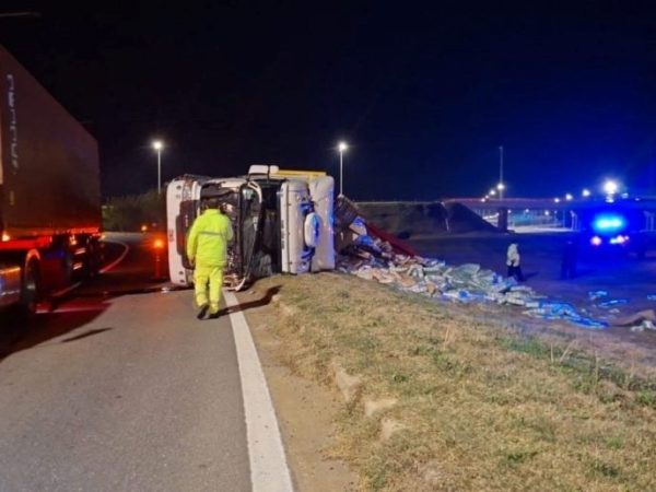 Volcó un camión cargado con yerba mate en el acceso a la Autovía 19, en Santo Tomé
