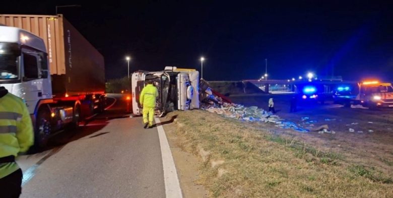 Volcó un camión cargado con yerba mate en el acceso a la Autovía 19, en Santo Tomé