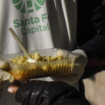 Ante el frío, el Municipio de Santa Fe asiste diariamente a más de 100 personas en situación de calle