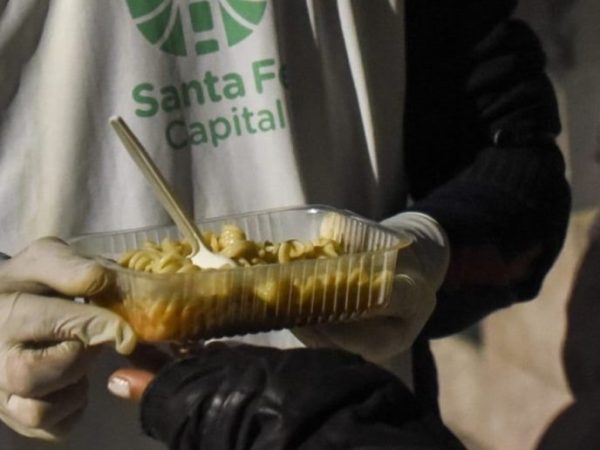 Ante el frío, el Municipio de Santa Fe asiste diariamente a más de 100 personas en situación de calle