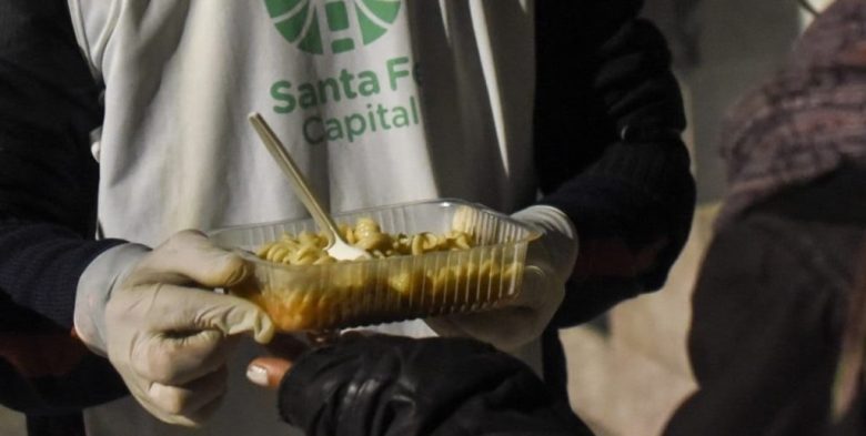 Ante el frío, el Municipio de Santa Fe asiste diariamente a más de 100 personas en situación de calle