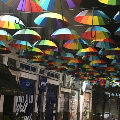Nuevo atractivo en Santa Fe: la Cortada Falucho inauguró su corredor de sombrillas