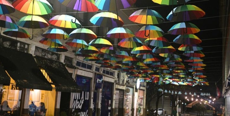 Nuevo atractivo en Santa Fe: la Cortada Falucho inauguró su corredor de sombrillas