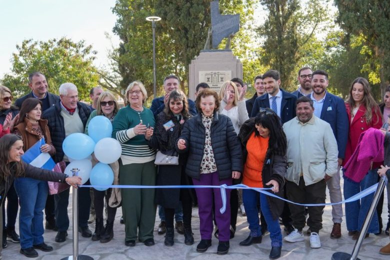 Ceres inauguró la renovación de la Plaza Independencia, ejecutada con fondos provinciales