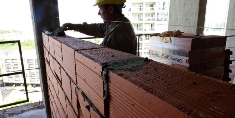 INDEC: la construcción acelera su repunte, pero la actividad industrial sufre una fuerte caída