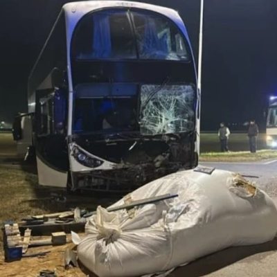 Sauce Viejo: choque entre un colectivo de tour de compras y un camión en la Ruta 11