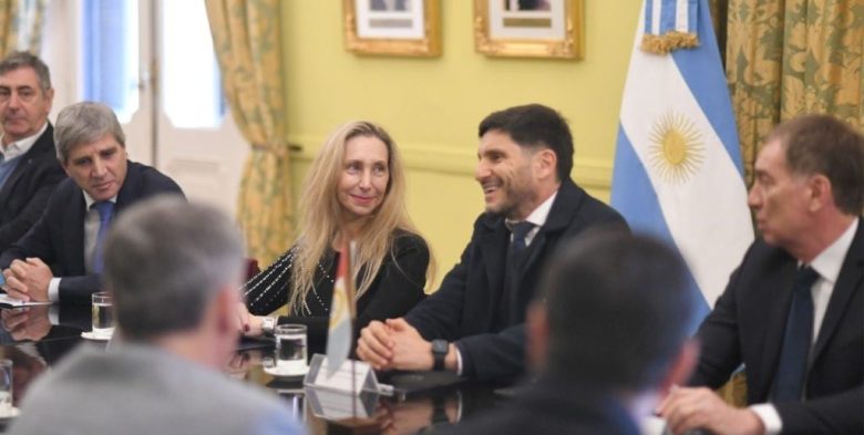 Pullaro firmó el acuerdo por las obras de la A012, que ahora pasa de Nación a la provincia