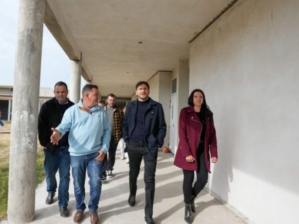 Oliveros: el edificio de una escuela llega a la recta final de su construcción luego de ocho años de espera