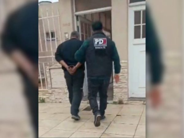 La PDI detuvo a un prófugo buscado por delitos violentos en barrio Nuevo Horizonte de Santa Fe