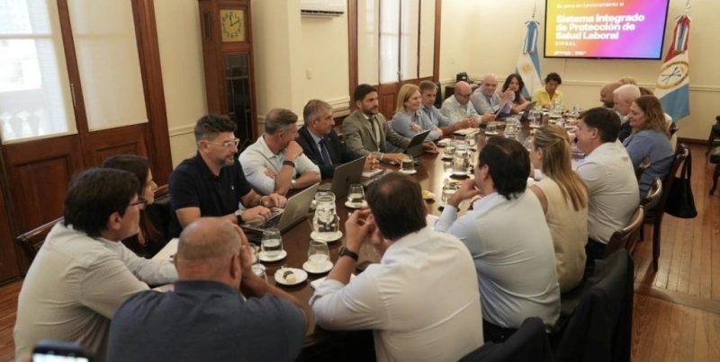 El gabinete de Pullaro fijó la agenda clave para Santa Fe: deuda con Nación, IAPOS, alimentos y el Parque Jaaukanigás