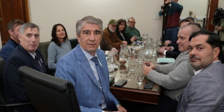 Paritaria estatal en Santa Fe: cuarto intermedio hasta el martes por «mínimo garantizado»
