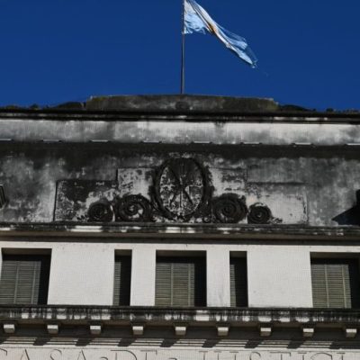 Detenido en Barrio Roma de Santa Fe tras amenazar con electrocutar a su expareja y atrincherarse