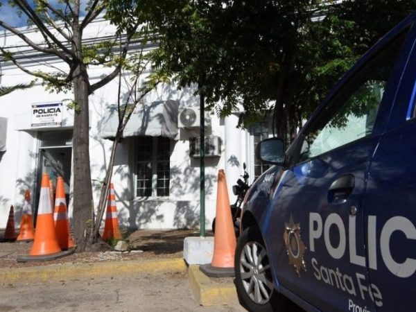 Seis policías detenidos por la muerte de un hombre en la Comisaría 8va de barrio Centenario, Santa Fe