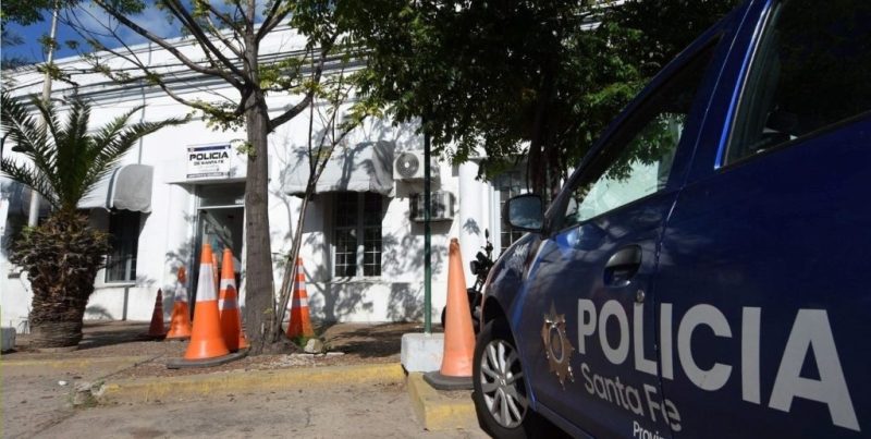Seis policías detenidos por la muerte de un hombre en la Comisaría 8va de barrio Centenario, Santa Fe