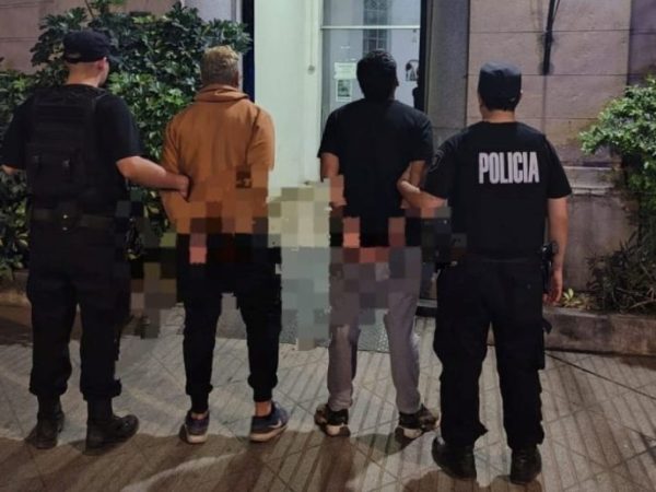Detuvieron a dos hombres que circulaban con droga e intentaron sobornar a la policía