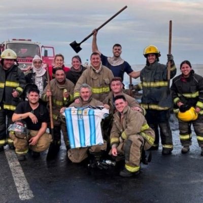 Bomberos santafesinos sofocaron un incendio en pleno partido de la Selección Argentina