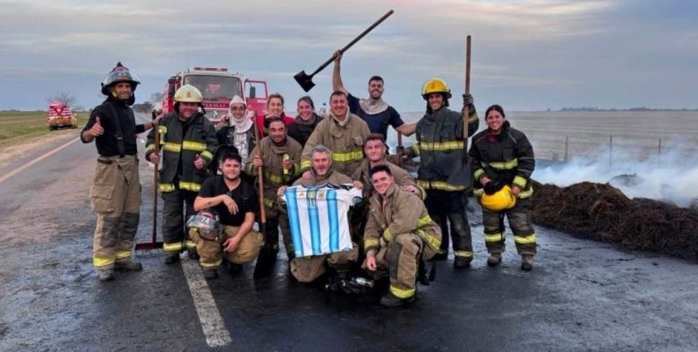 Bomberos santafesinos sofocaron un incendio en pleno partido de la Selección Argentina
