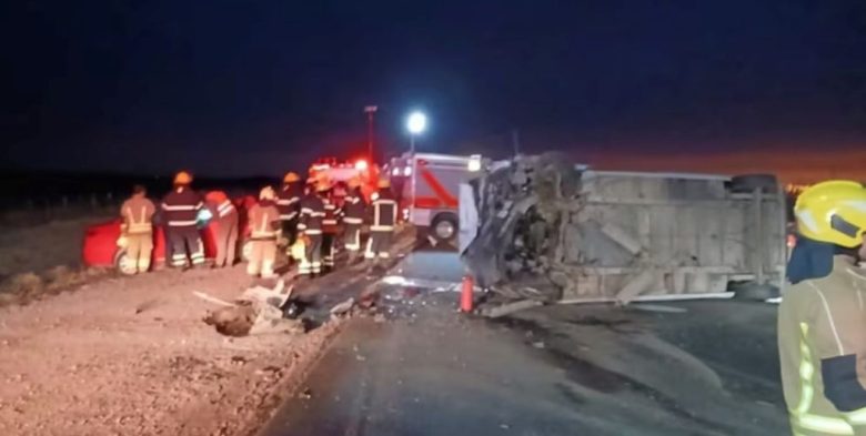 Siniestro vial en Córdoba: un minibús que trasladaba a un equipo de fútbol infantil colisionó con un auto