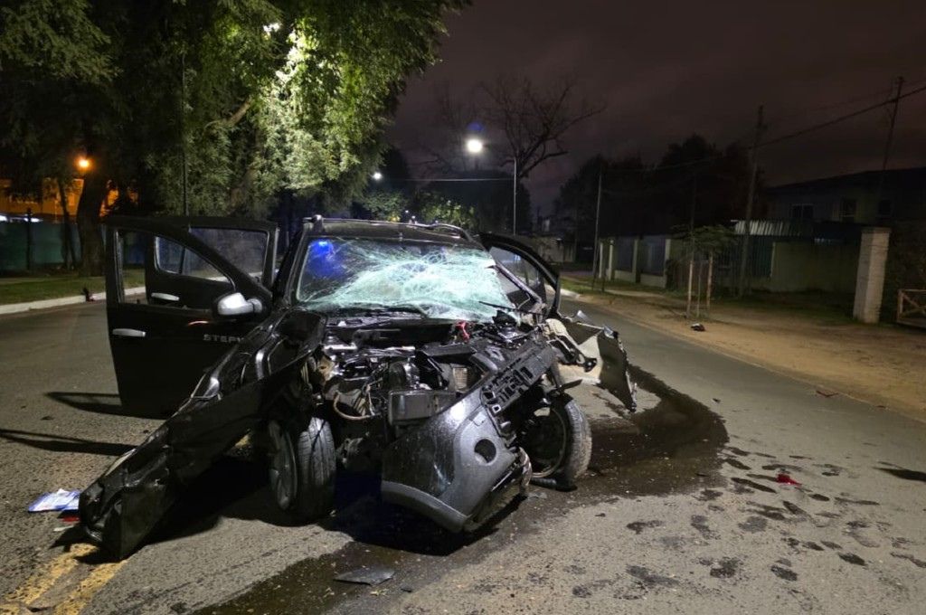 Concordia: un joven fue hospitalizado tras chocar con su auto contra dos árboles