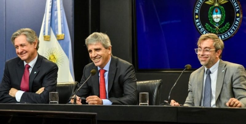 El Gobierno busca reducir la dependencia de Wall Street con financiamiento local para bajar la deuda y contener el dólar de cara a 2027