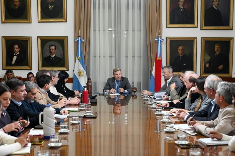 El gobernador Frigerio analizó obras viales, financiamiento internacional y salud en reunión de gabinete