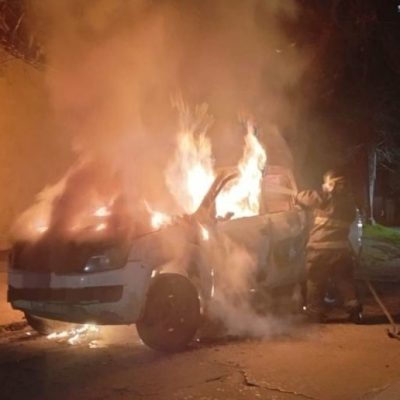 Incendio destruyó una camioneta en barrio Candioti, Santa Fe
