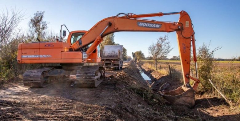 Esperanza: el Municipio intensifica la limpieza de canales y desagües para mitigar el riesgo hídrico