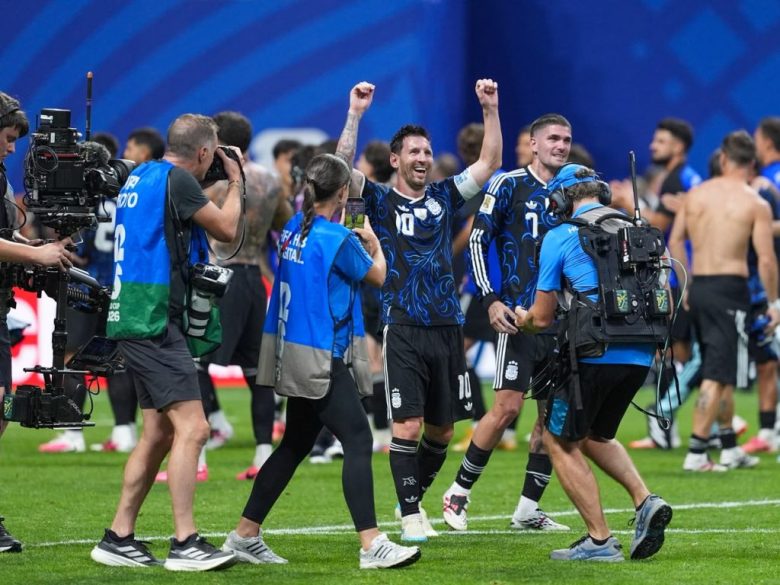 La Selección ganó un partido soñado, con un equipo en la tierra y Diego en el cielo