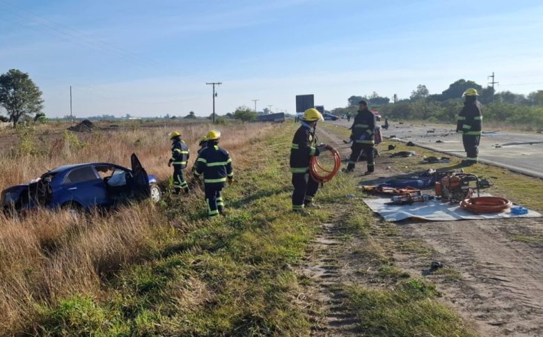 Trágico accidente vial en Villa Ocampo, sobre la Ruta 11: un muerto y 4 heridos tras choque frontal entre un auto y un camión