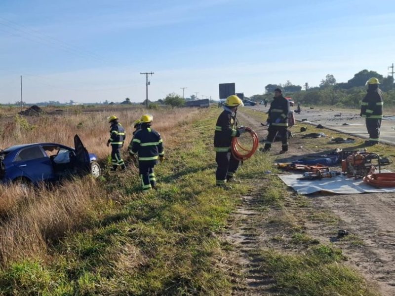 Trágico accidente vial en Villa Ocampo, sobre la Ruta 11: un muerto y 4 heridos tras choque frontal entre un auto y un camión