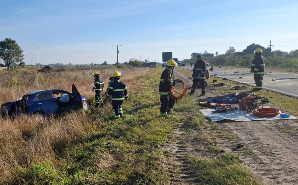 Trágico accidente vial en Villa Ocampo, sobre la Ruta 11: un muerto y 4 heridos tras choque frontal entre un auto y un camión