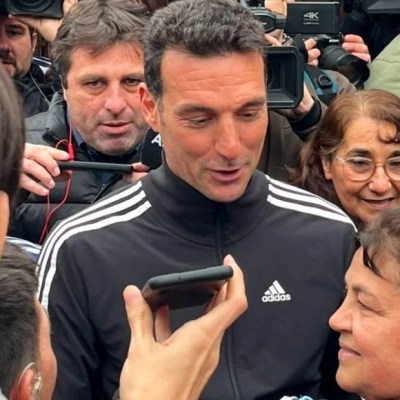 Scaloni volvió a Pujato y fue recibido por una multitud tras el Mundial