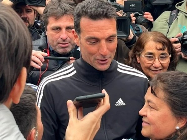 Scaloni volvió a Pujato y fue recibido por una multitud tras el Mundial