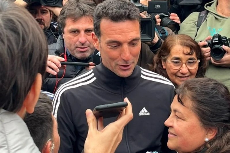 Scaloni volvió a Pujato y fue recibido por una multitud tras el Mundial