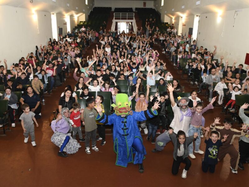 Avellaneda disfrutó de una tarde de títeres en familia a sala llena
