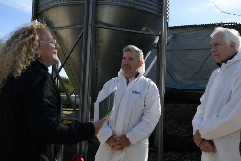 Granja avícola de La Paz optimiza producción con energía fotovoltaica y financiamiento del CFI