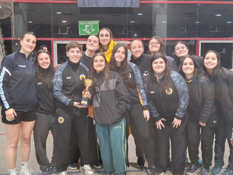 Las chicas de I.L. Peretz se coronaron en finalísima de handball tras vencer a Independiente de Santo Tomé