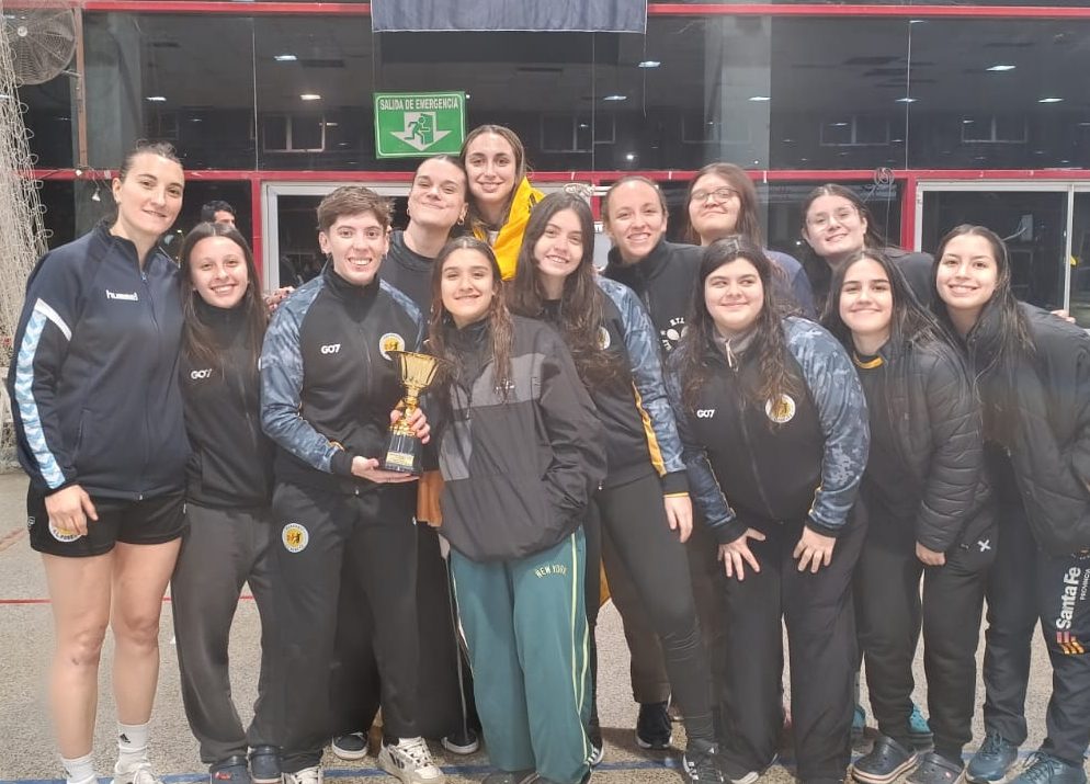 Las chicas de I.L. Peretz se coronaron en finalísima de handball tras vencer a Independiente de Santo Tomé