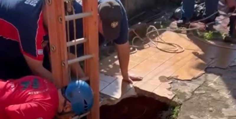 Bomberos Zapadores rescataron a una mujer que cayó a un pozo de 12 metros en Misiones