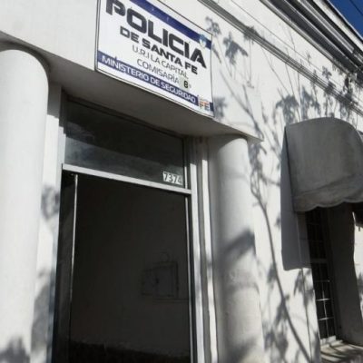 Muerte en la Comisaría 8va de Santa Fe: familiares de policías detenidos piden justicia
