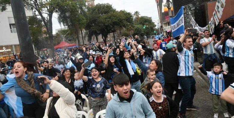 Miles de santafesinos desbordaron Bulevar Gálvez y Pellegrini para celebrar el pase de Argentina a la final