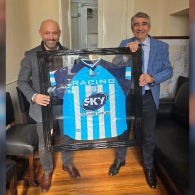 Gustavo Puccini recibió un emotivo obsequio de Fabián Bastia