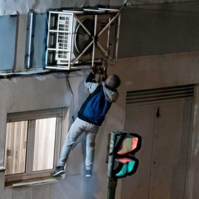 Quiso robar caños de un aire acondicionado y quedó aprehendido