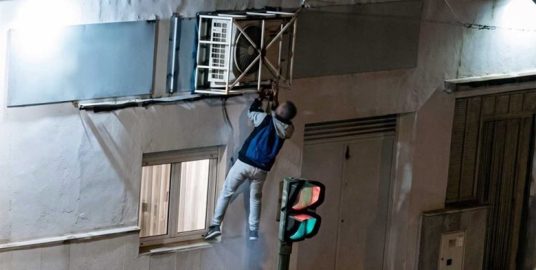 Quiso robar caños de un aire acondicionado y quedó aprehendido