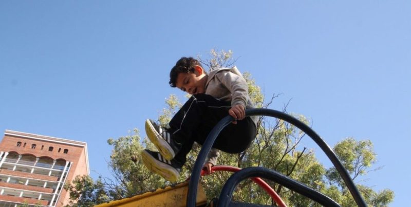 Santa Fe: el Municipio instala microplazas con juegos sustentables de plástico reciclado en los barrios