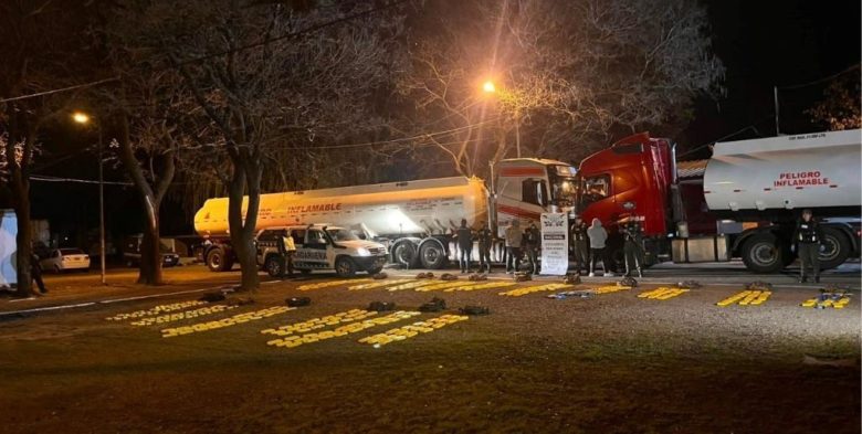 Operativo antidroga en Susana: secuestran casi 400 kilos de cocaína en dos camiones cisterna bolivianos