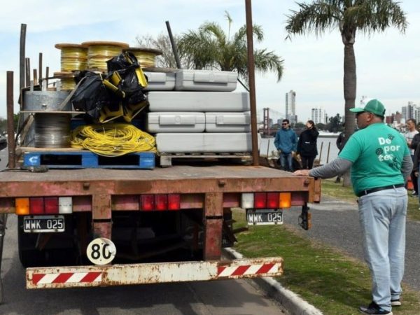 Juegos Suramericanos 2026: llegó a la Costanera de Santa Fe el equipamiento náutico para remo y canotaje